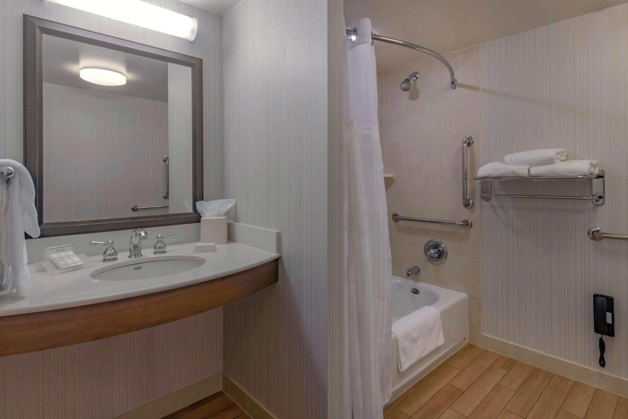 Hilton Garden Inn Devens Common Екстериор снимка